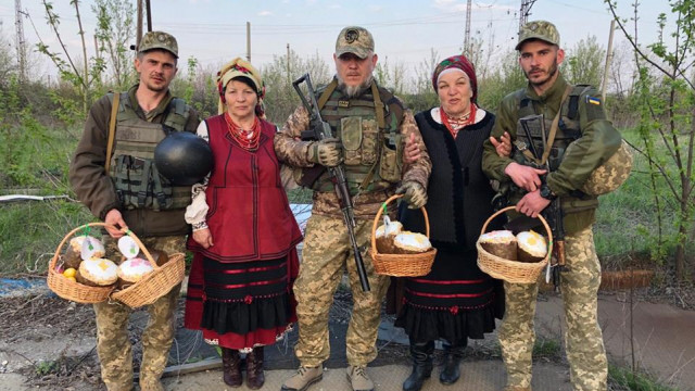 Великдень для защитников: волонтеры доставили пасхальные корзины в зону ООС
