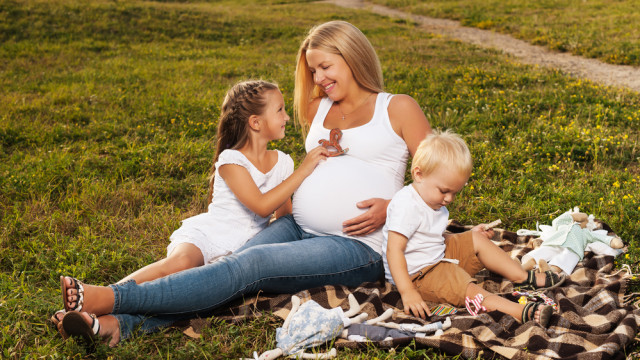 беременная на природе