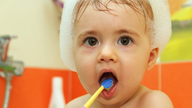 Ребенок чистит зубы 