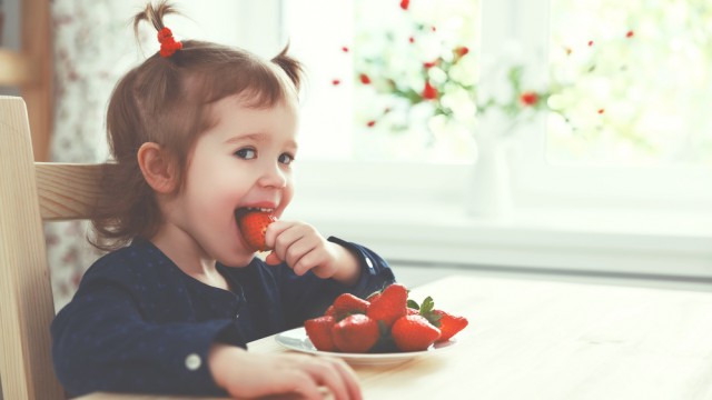 Ребенок ест клубнику