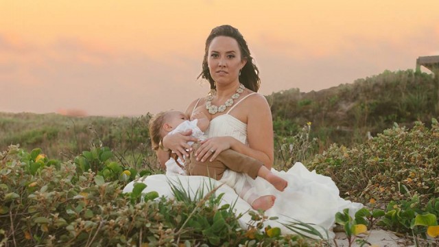 Мама кормит малыша грудью