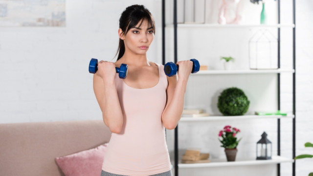 Тренуємось вдома: вправи з гантелями для красивих рук