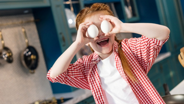 4 крутых эксперимента с яйцами, которые стоит  повторить с детьми