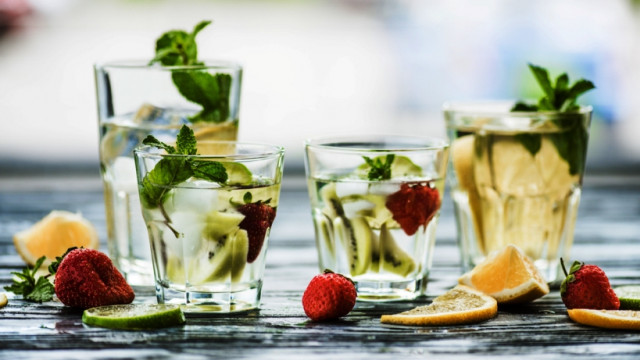 Охладись: 5 рецептов летних напитков для всей семьи