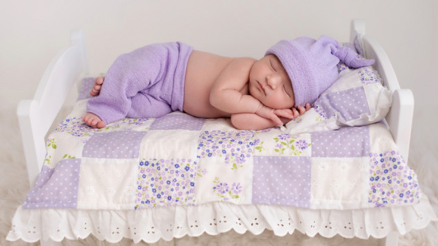 Охороняє солодкі сни: чи потрібна подушка немовляті до року?