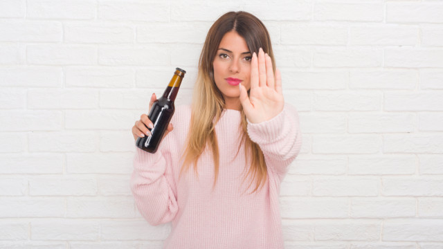 Бокальчик вина, несмотря на ГВ - действительно ли это возможно - отвечает врач-гинеколог