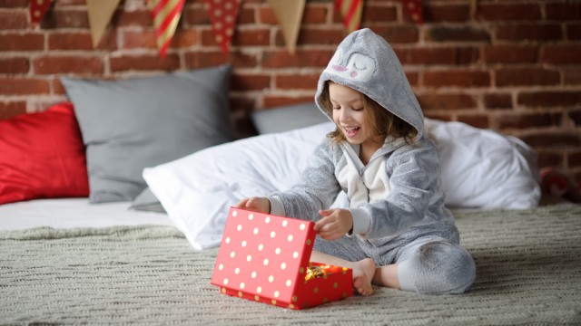дівчинка з подарунком на Новий рік