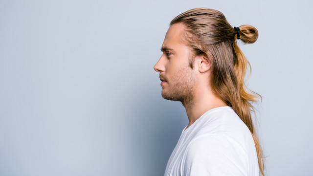 Косы, хвосты, укладки: модные прически и плетения для мужчин