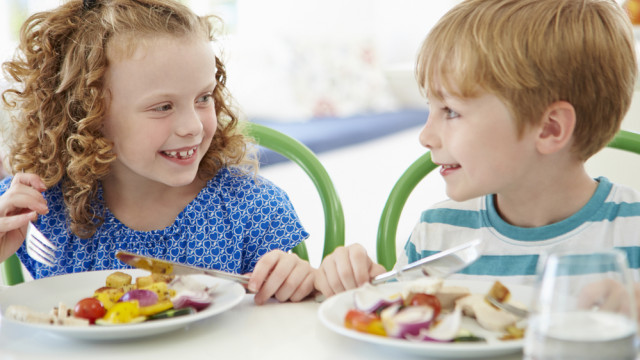 Хорошие манеры: учим ребенка пользоваться столовыми приборами