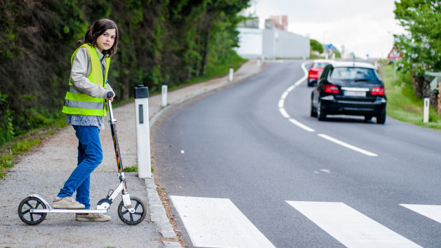 Учнів молодших класів зобов'язали носити світловідбиваючі жилети