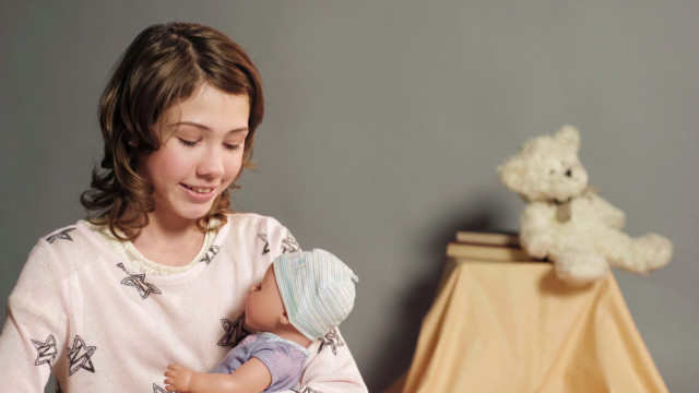 Репетиция родительства: как и зачем американских школьников учат ухаживать за куклами-роботами