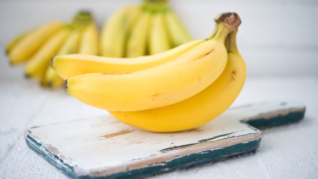 Бананы лежат на столе