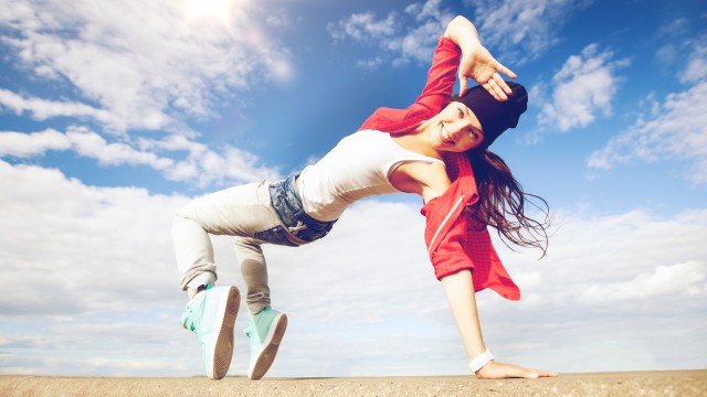 Дівчина танцює